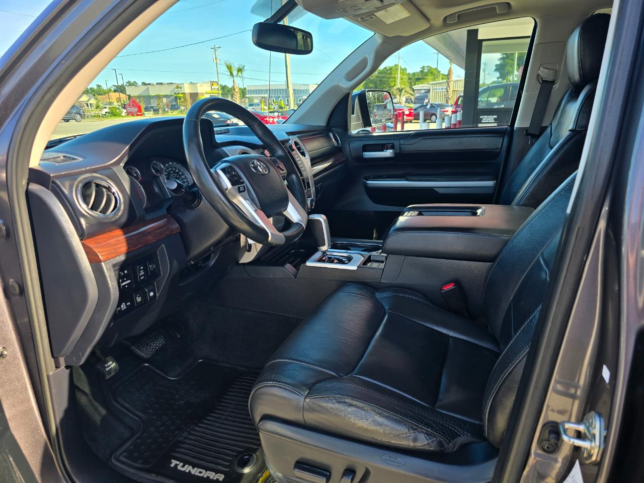 Toyota Tundra 2WD Limited CrewMax 5.5' Bed 5.7L FFV (Natl) 2017