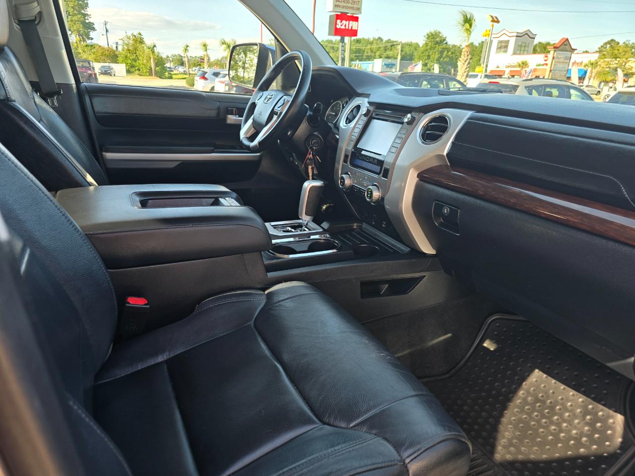 Toyota Tundra 2WD Limited CrewMax 5.5' Bed 5.7L FFV (Natl) 2017