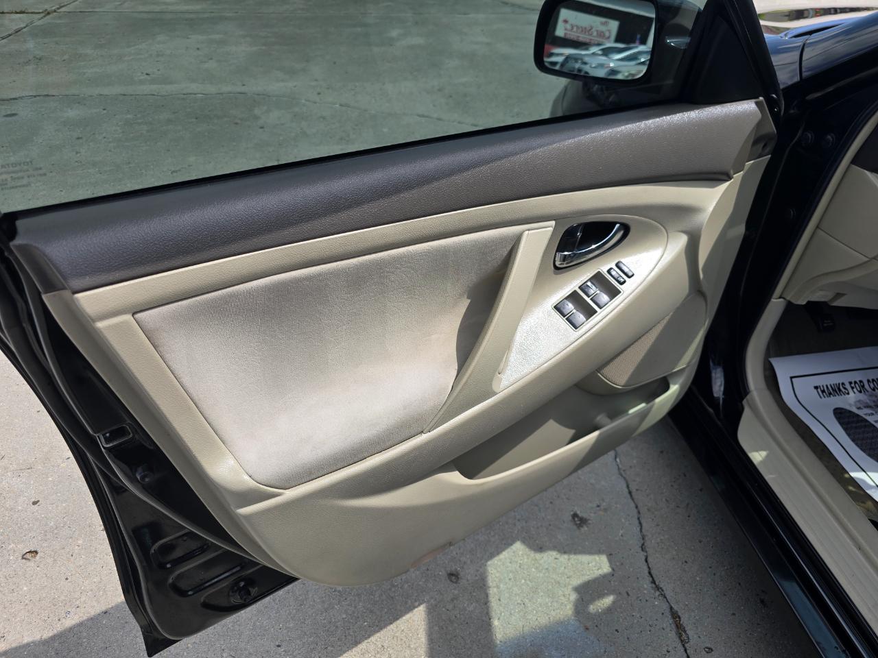 Toyota Camry 4dr Sdn I4 Auto LE (Natl) 2011