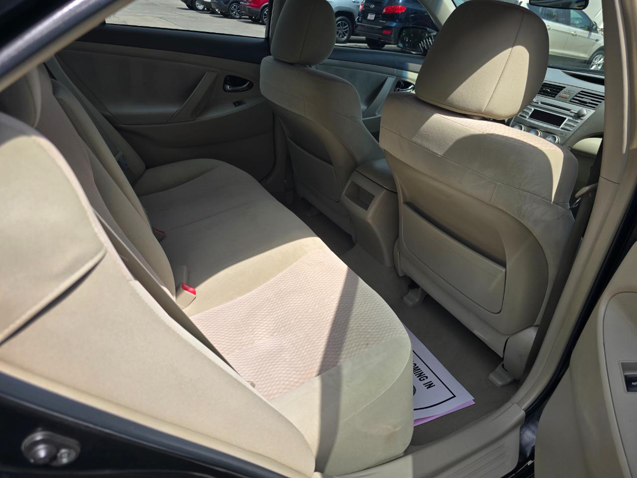 Toyota Camry 4dr Sdn I4 Auto LE (Natl) 2011