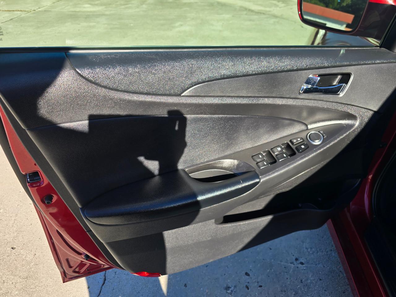 Hyundai Sonata 4dr Sdn 2.4L Auto SE 2013