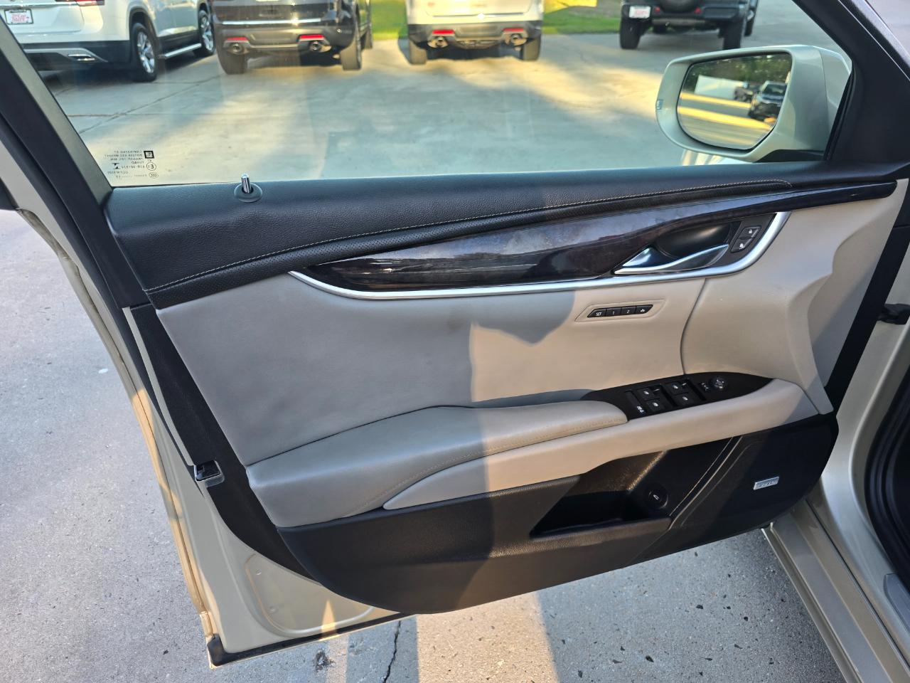 Cadillac XTS 4dr Sdn Luxury FWD 2014
