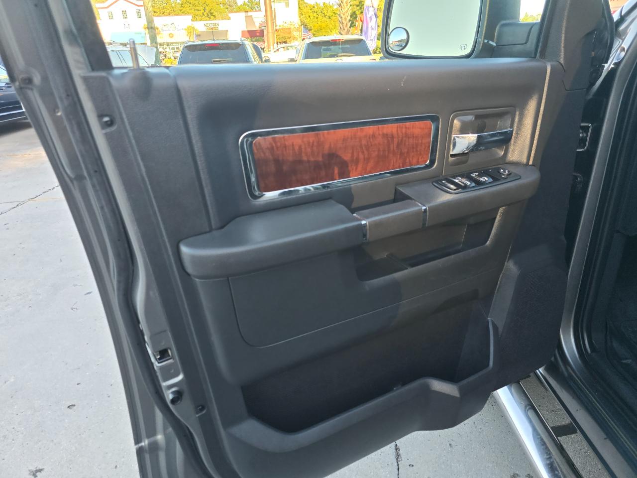 RAM 1500 2WD Crew Cab 140.5" Laramie 2011