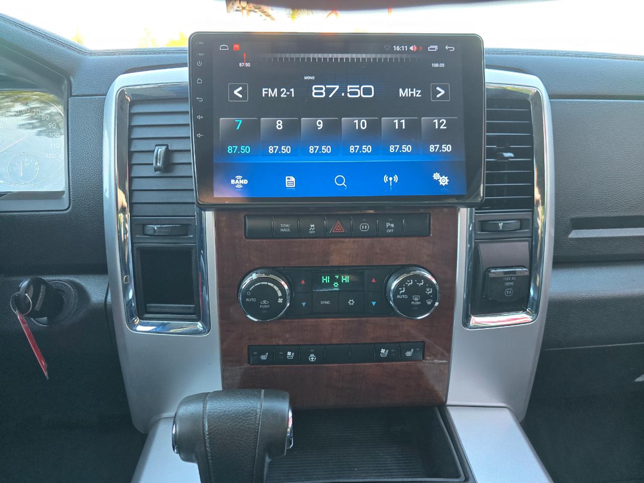 RAM 1500 2WD Crew Cab 140.5" Laramie 2011