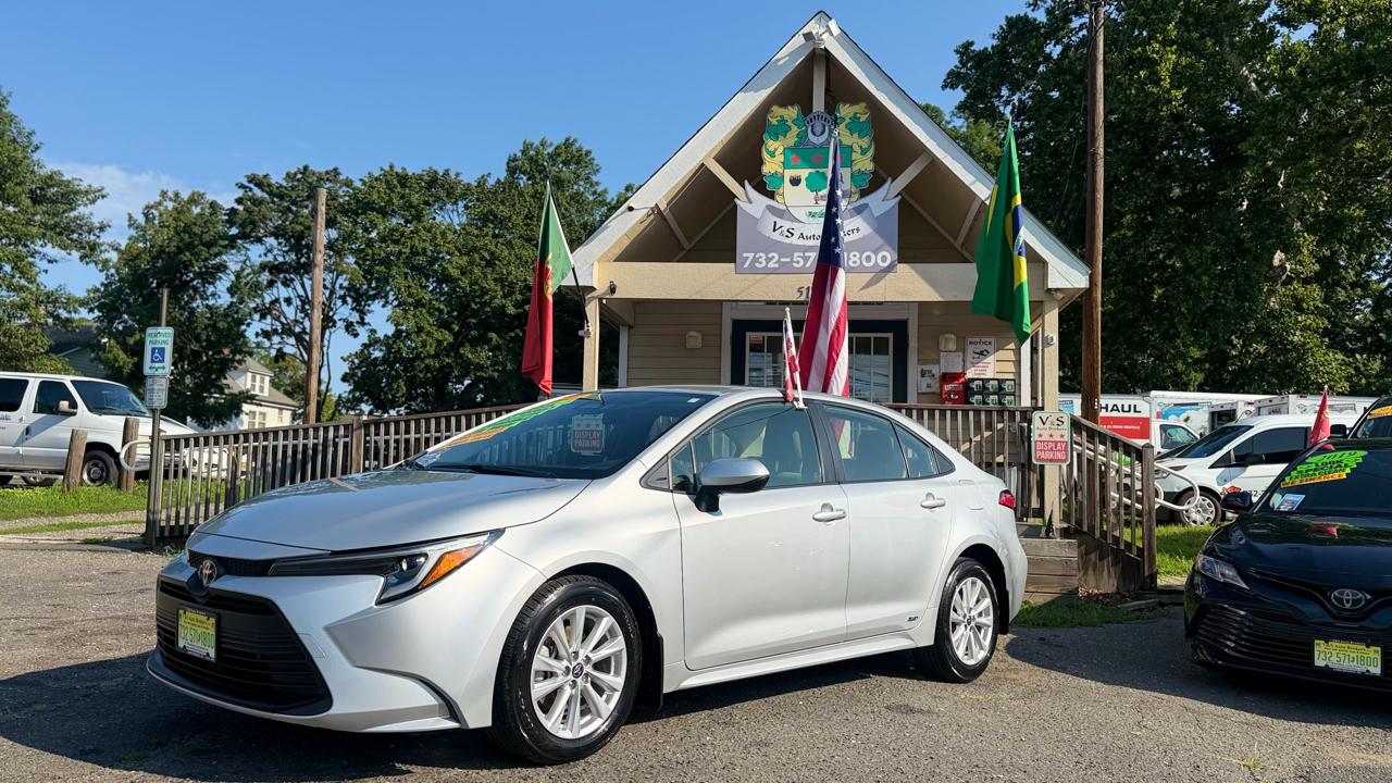 Toyota Corolla Hybrid LE AWD 2025