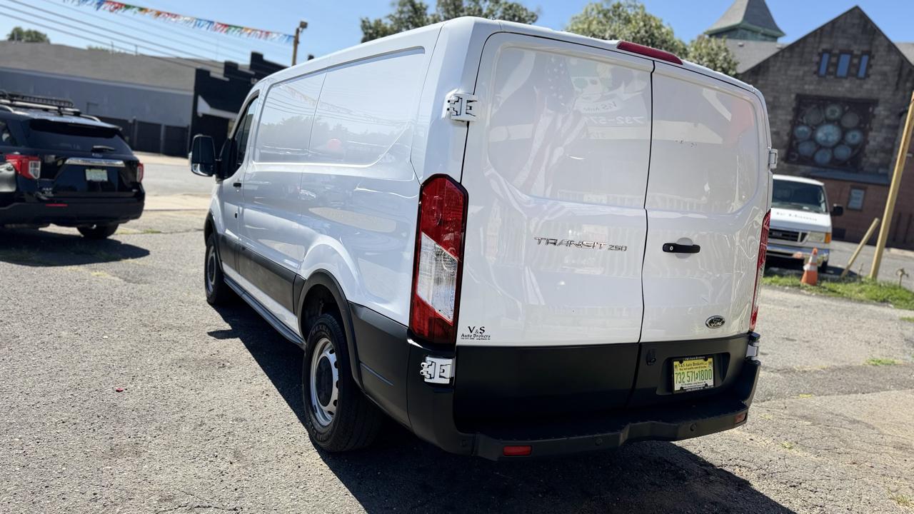 Ford Transit 250 Van Low Roof w/Sliding Pass. 130-in. WB 2018