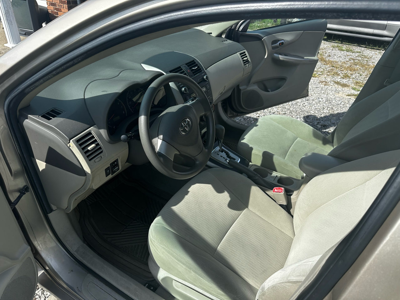 Toyota Corolla 4dr Sdn LE Auto 2010