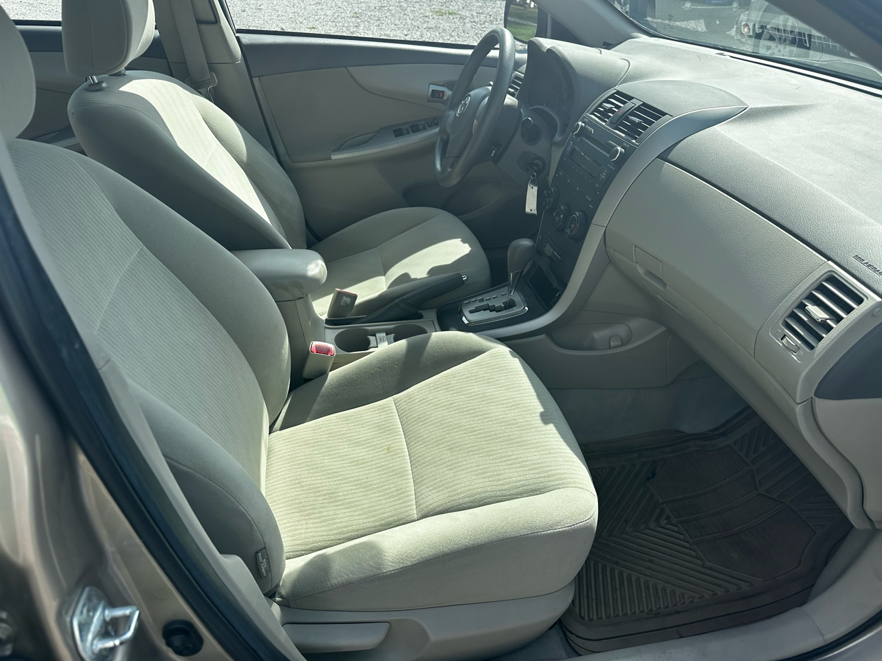 Toyota Corolla 4dr Sdn LE Auto 2010