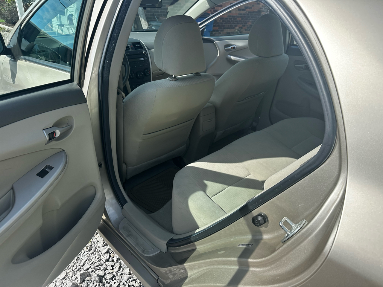 Toyota Corolla 4dr Sdn LE Auto 2010