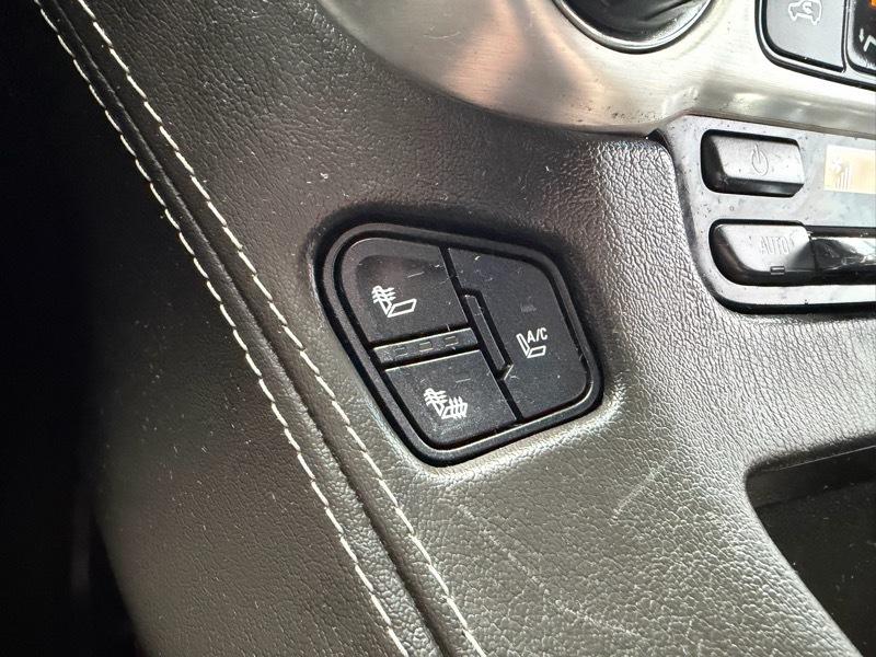 GMC Yukon XL SLT 1/2 Ton 4WD 2015