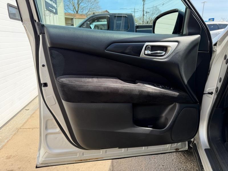 Nissan Pathfinder SV 4WD 2014