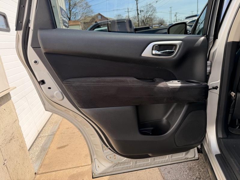 Nissan Pathfinder SV 4WD 2014