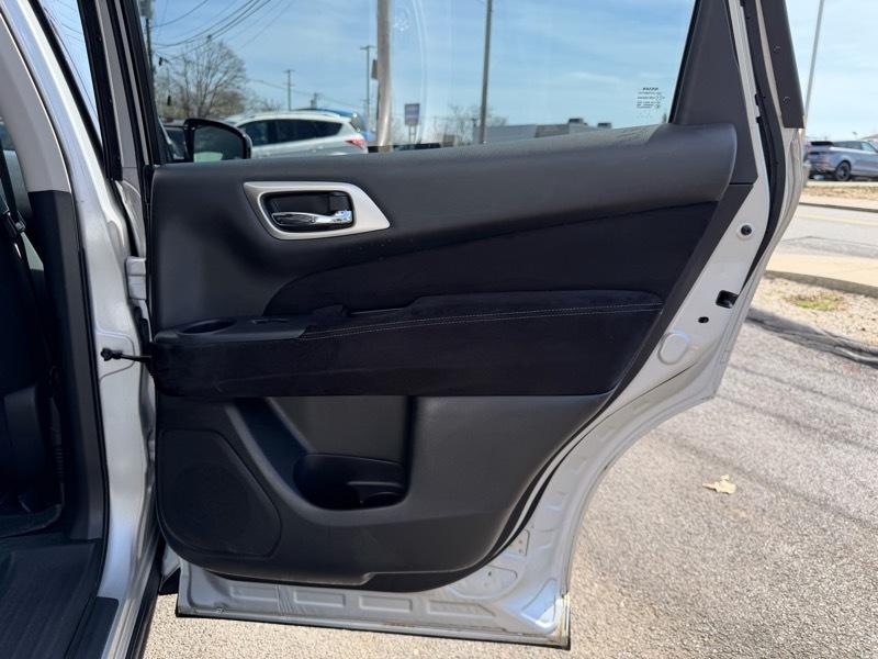 Nissan Pathfinder SV 4WD 2014