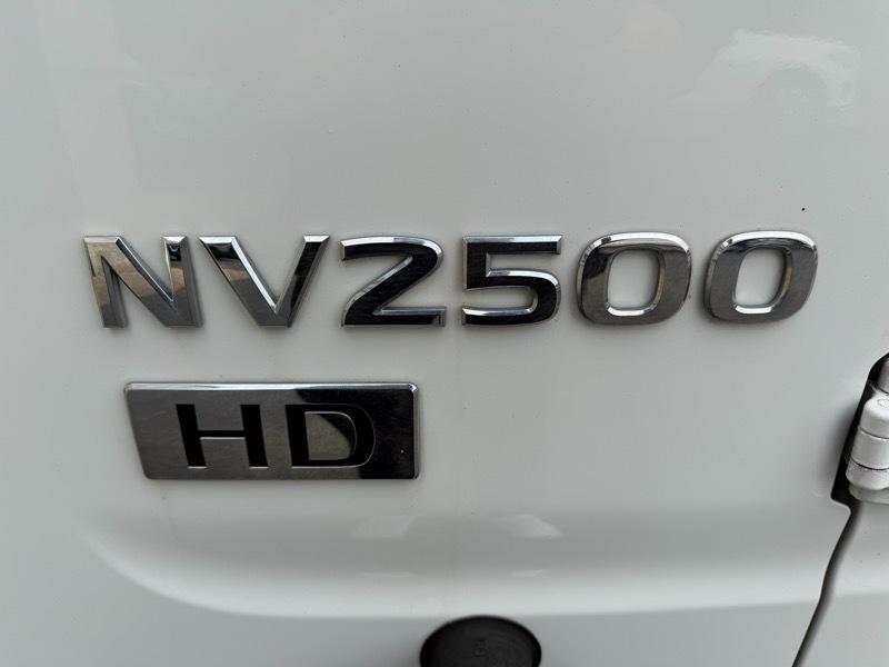 Nissan NV Cargo 2500 HD S V6 High Roof 2014