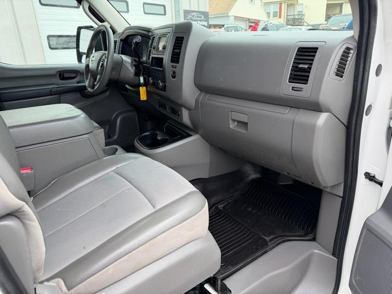 Nissan NV Cargo 2500 HD S V6 High Roof 2014