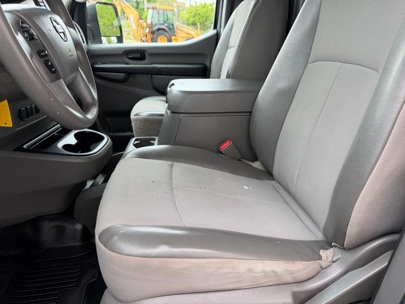 Nissan NV Cargo 2500 HD S V6 High Roof 2014