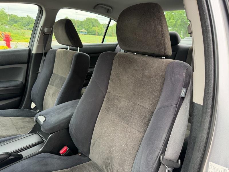 Honda Accord LX sedan AT 2010