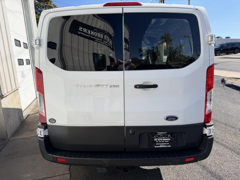 Ford Transit 250 Van Low Roof w/Sliding Pass. 130-in. WB 2018