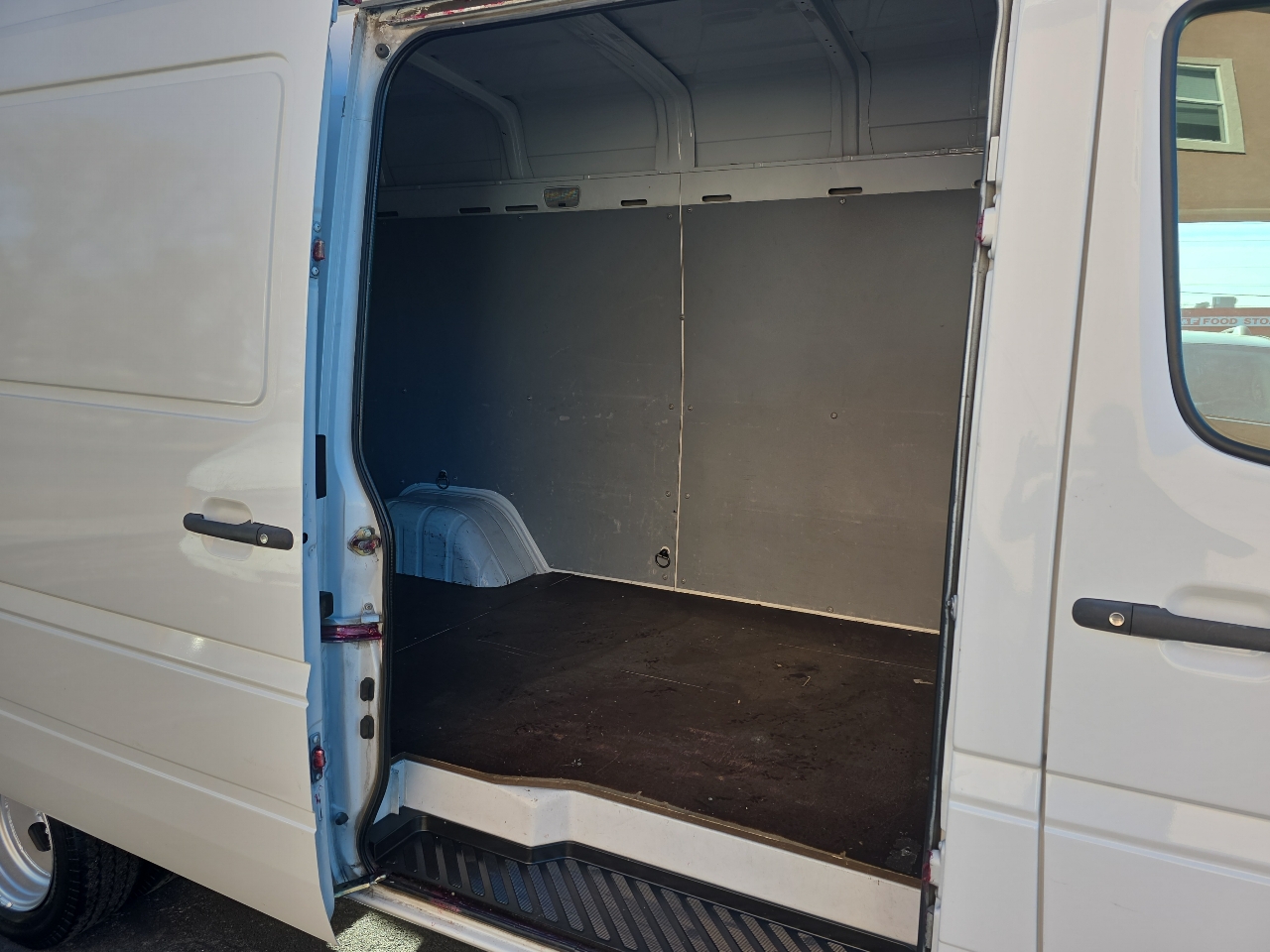 Dodge Sprinter 3500 SHC 140" WB 2005