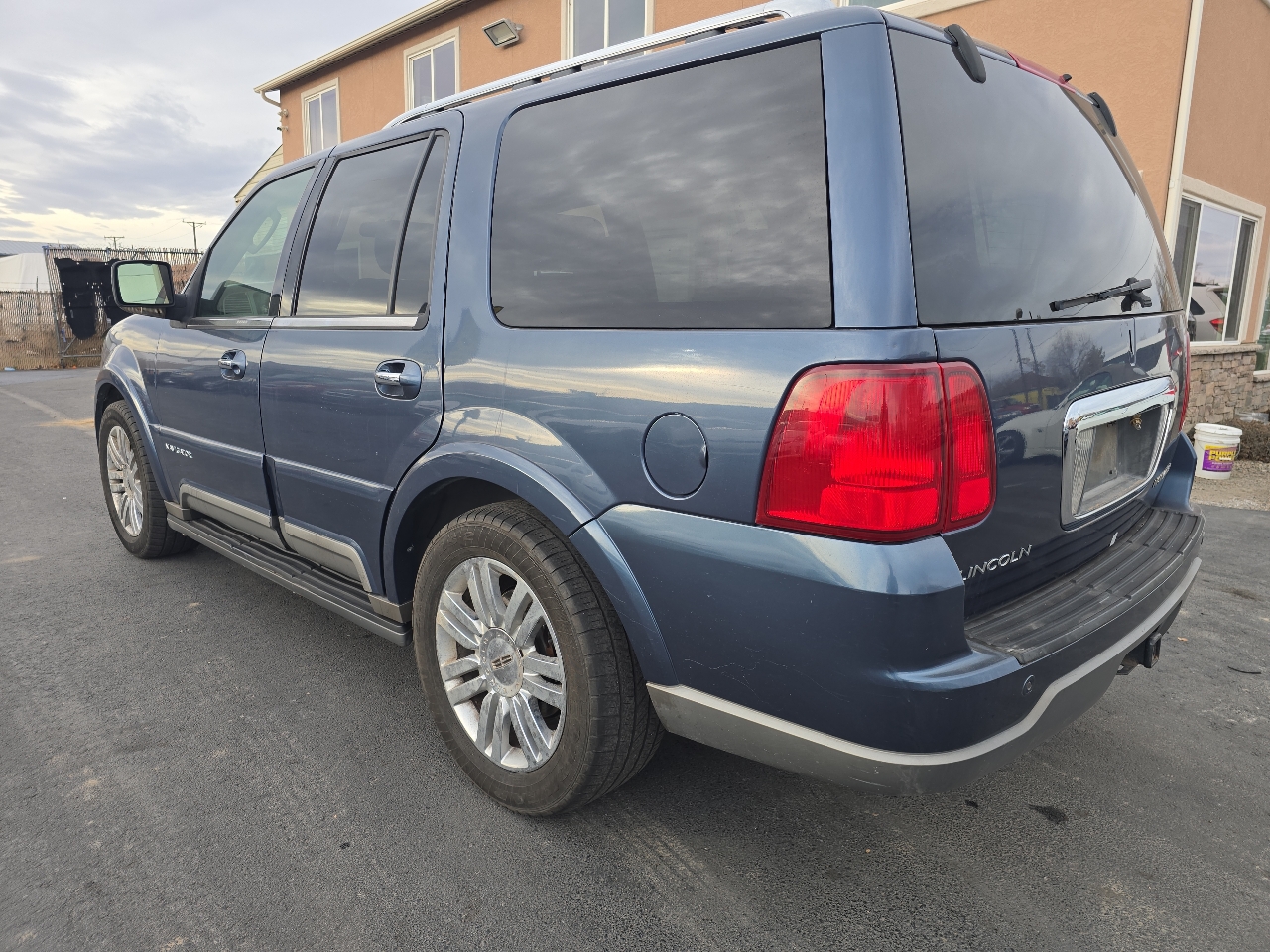 Lincoln Navigator 4dr 4WD Ultimate 2004