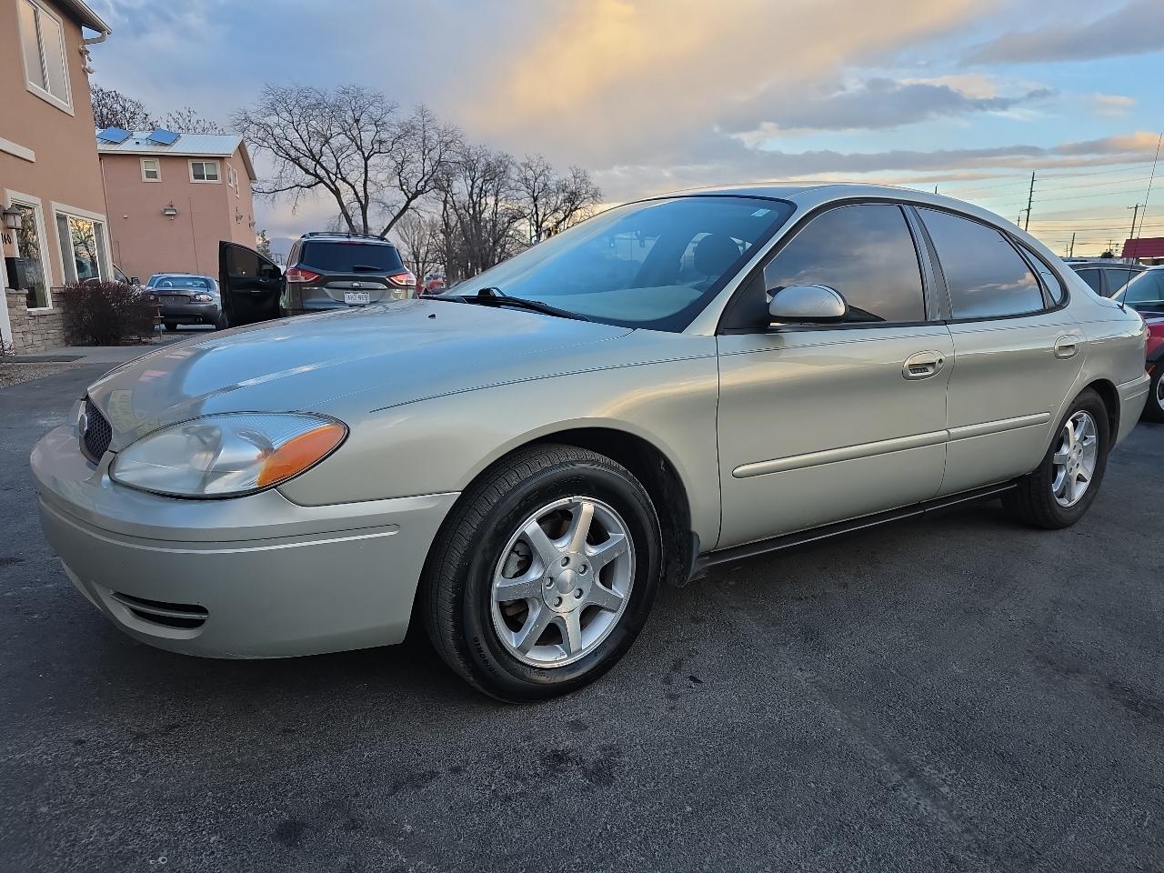 Ford Taurus 4dr Sdn SEL 2006