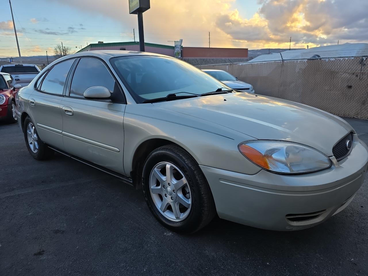 Ford Taurus 4dr Sdn SEL 2006