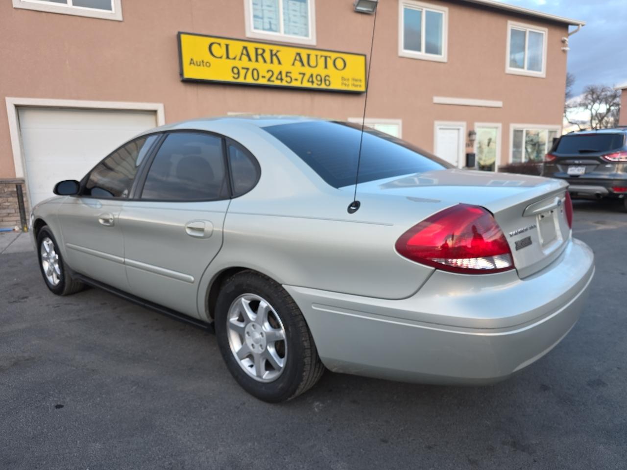 Ford Taurus 4dr Sdn SEL 2006