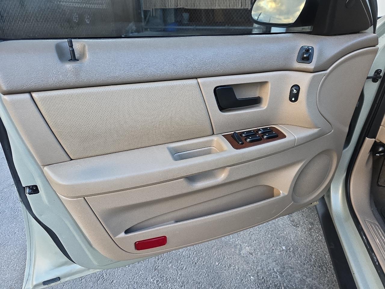 Ford Taurus 4dr Sdn SEL 2006