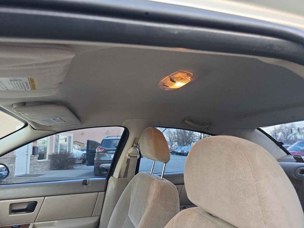 Ford Taurus 4dr Sdn SEL 2006