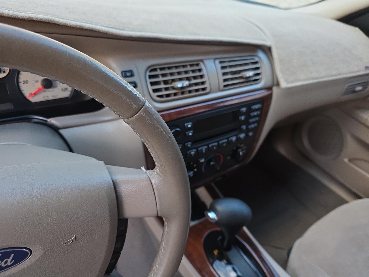 Ford Taurus 4dr Sdn SEL 2006