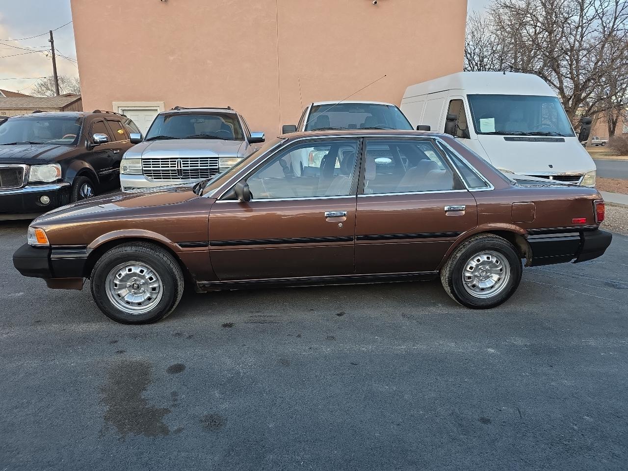 Toyota Camry 4dr Sedan Deluxe 5-Spd 1987