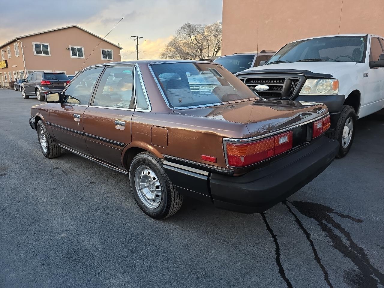 Toyota Camry 4dr Sedan Deluxe 5-Spd 1987