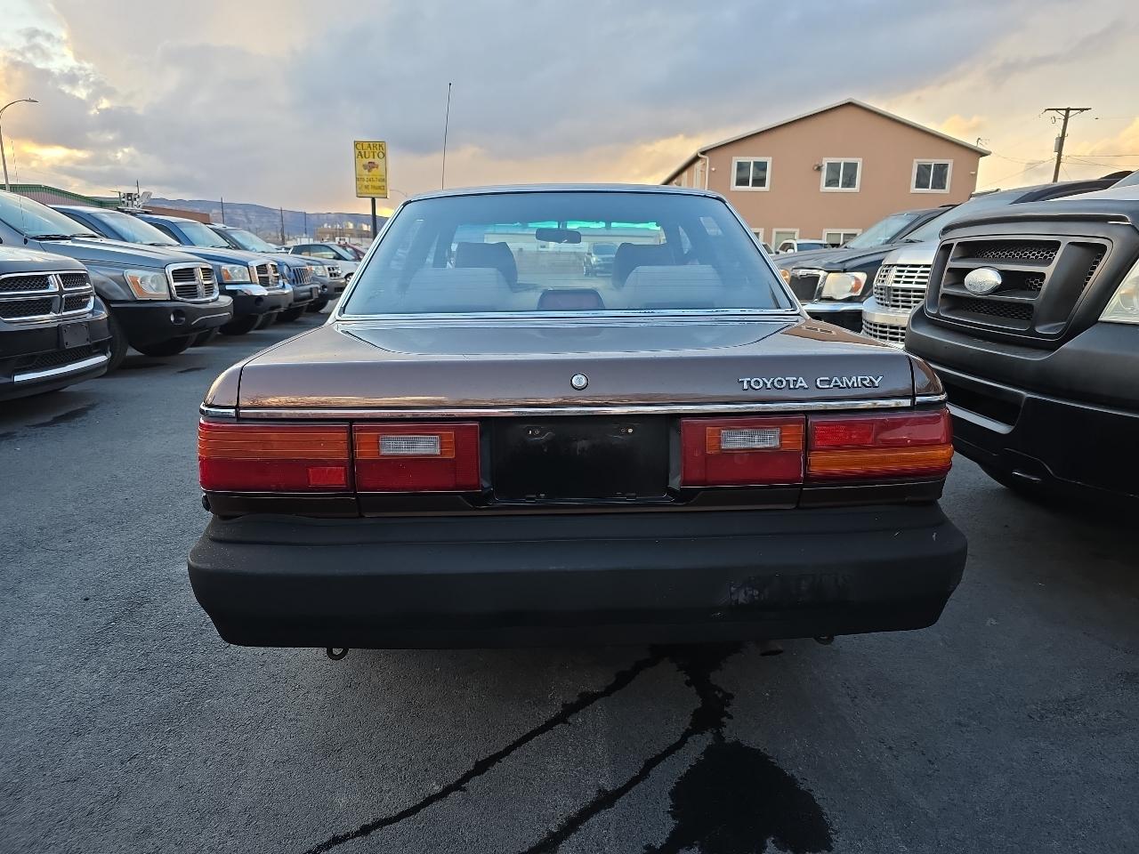 Toyota Camry 4dr Sedan Deluxe 5-Spd 1987