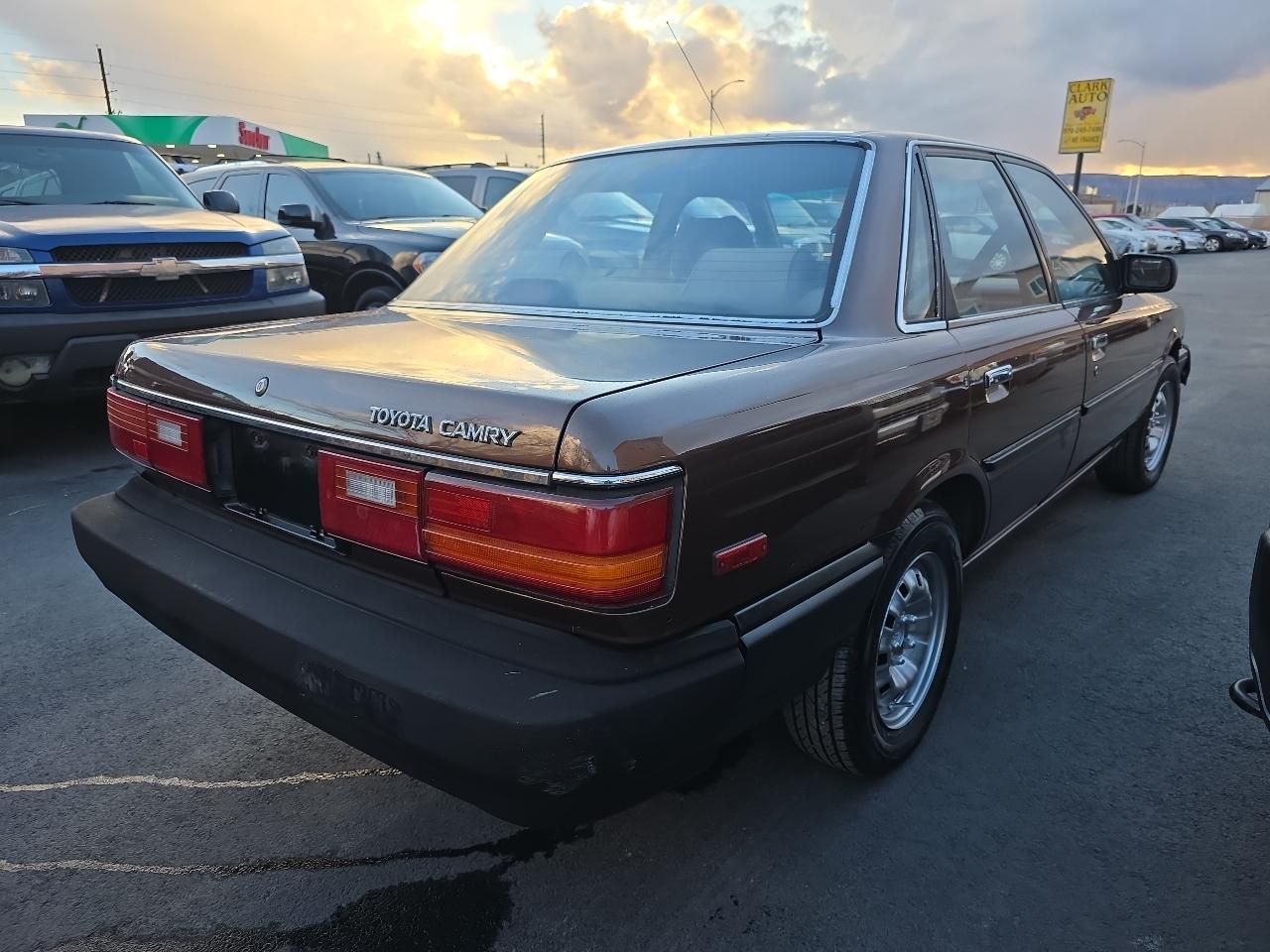Toyota Camry 4dr Sedan Deluxe 5-Spd 1987