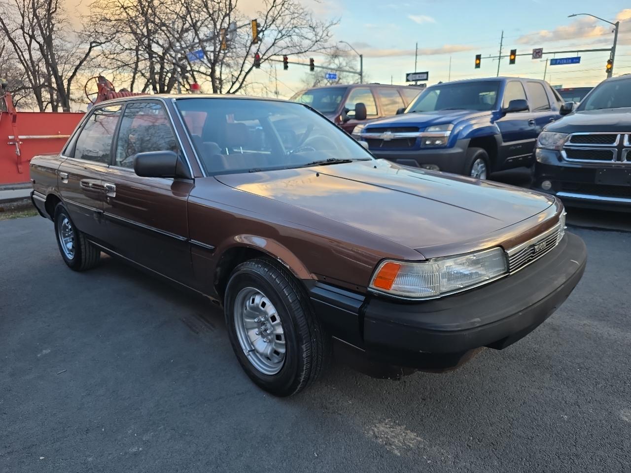 Toyota Camry 4dr Sedan Deluxe 5-Spd 1987