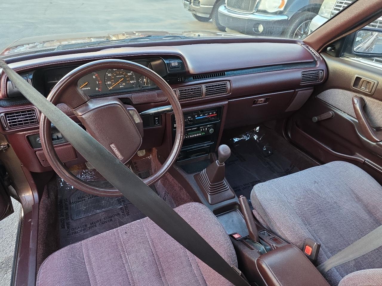 Toyota Camry 4dr Sedan Deluxe 5-Spd 1987