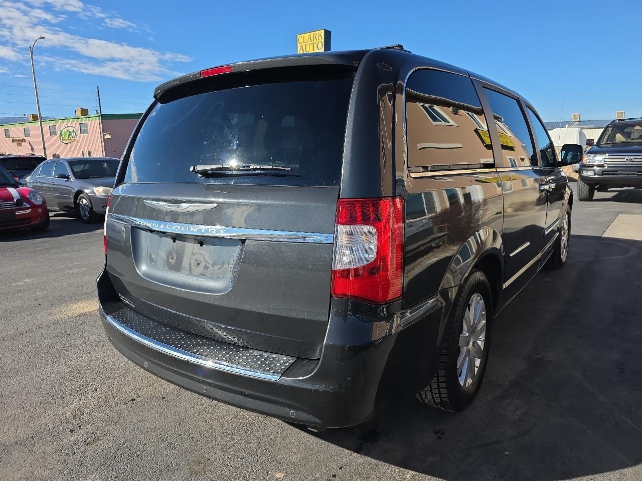 Chrysler Town & Country 4dr Wgn Touring-L 2012