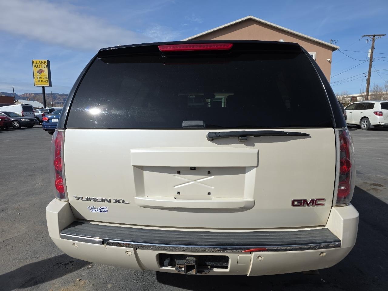 GMC Yukon XL AWD 4dr Denali 2014