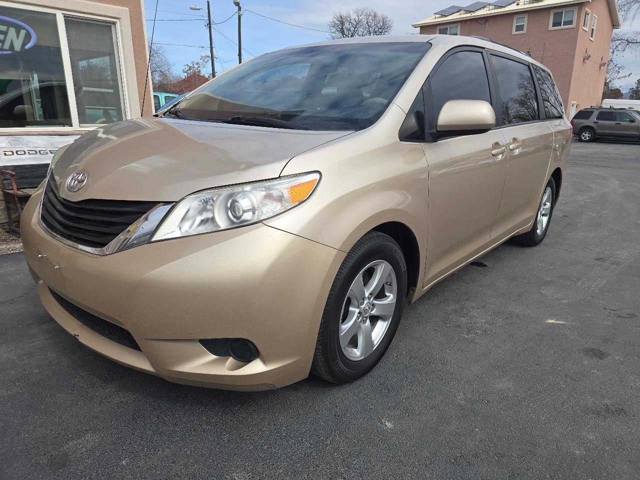 Toyota Sienna 5dr 7-Pass Van V6 LE FWD (Natl) 2013