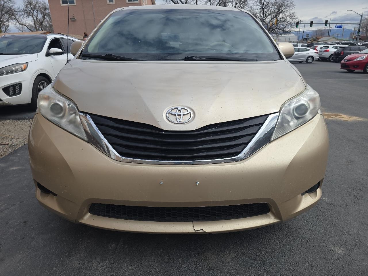 Toyota Sienna 5dr 7-Pass Van V6 LE FWD (Natl) 2013