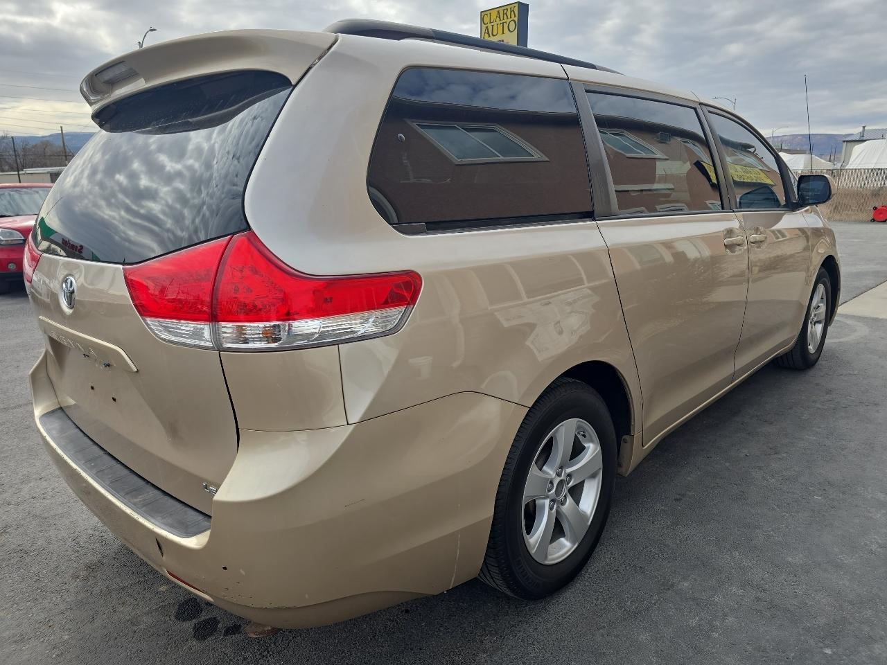 Toyota Sienna 5dr 7-Pass Van V6 LE FWD (Natl) 2013