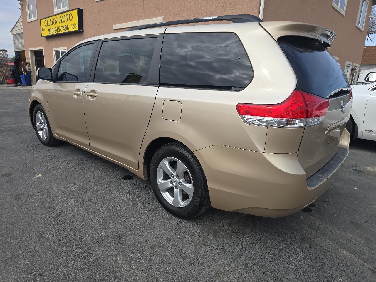 Toyota Sienna 5dr 7-Pass Van V6 LE FWD (Natl) 2013