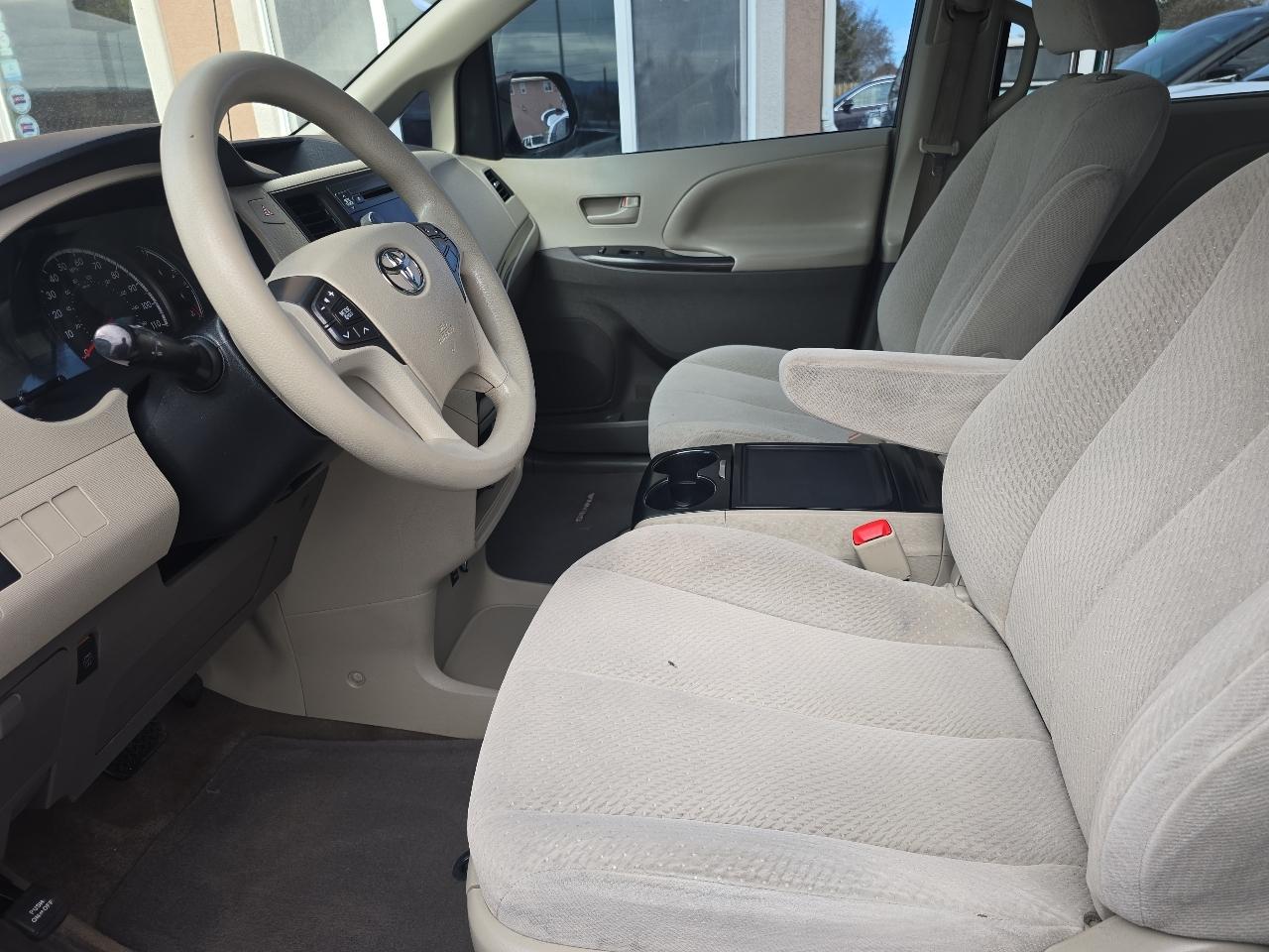 Toyota Sienna 5dr 7-Pass Van V6 LE FWD (Natl) 2013