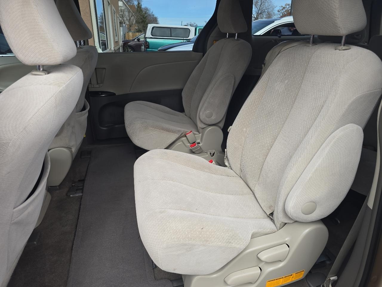 Toyota Sienna 5dr 7-Pass Van V6 LE FWD (Natl) 2013