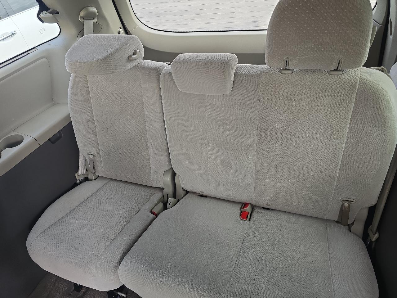 Toyota Sienna 5dr 7-Pass Van V6 LE FWD (Natl) 2013