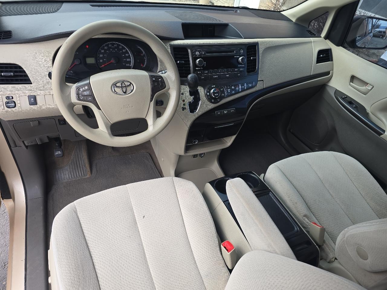 Toyota Sienna 5dr 7-Pass Van V6 LE FWD (Natl) 2013