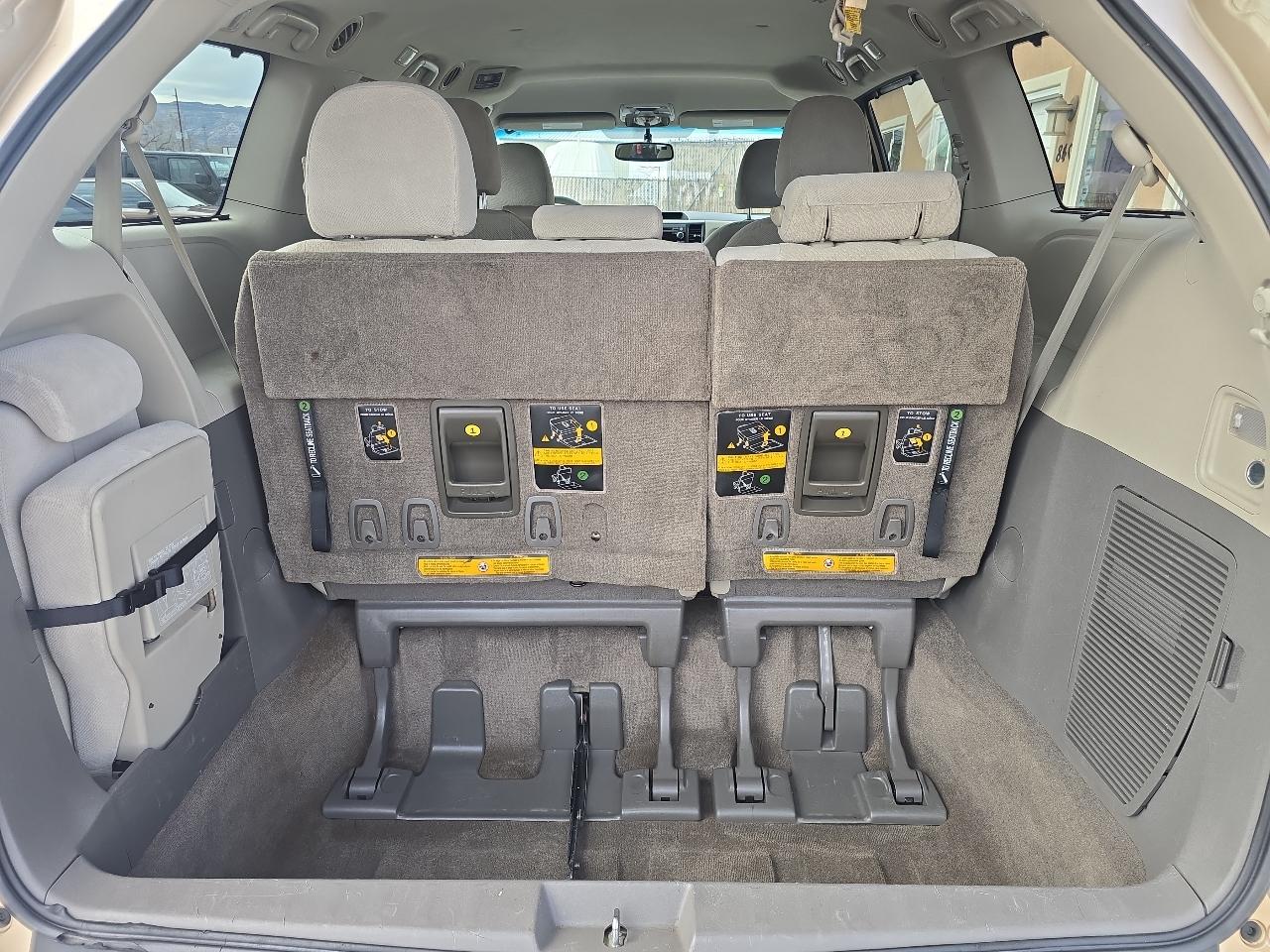 Toyota Sienna 5dr 7-Pass Van V6 LE FWD (Natl) 2013