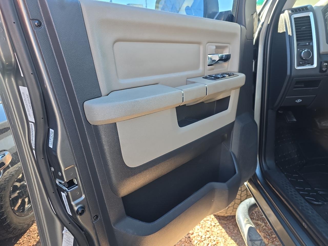 RAM 1500 4WD Quad Cab 140.5" SLT 2012