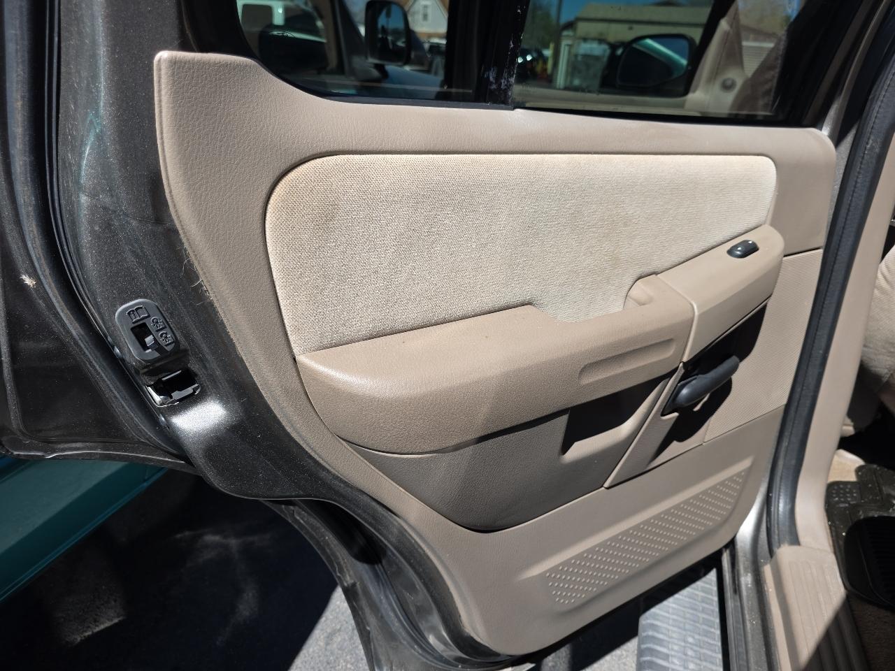 Ford Explorer 4dr 114" WB 4.0L XLT 4WD 2005