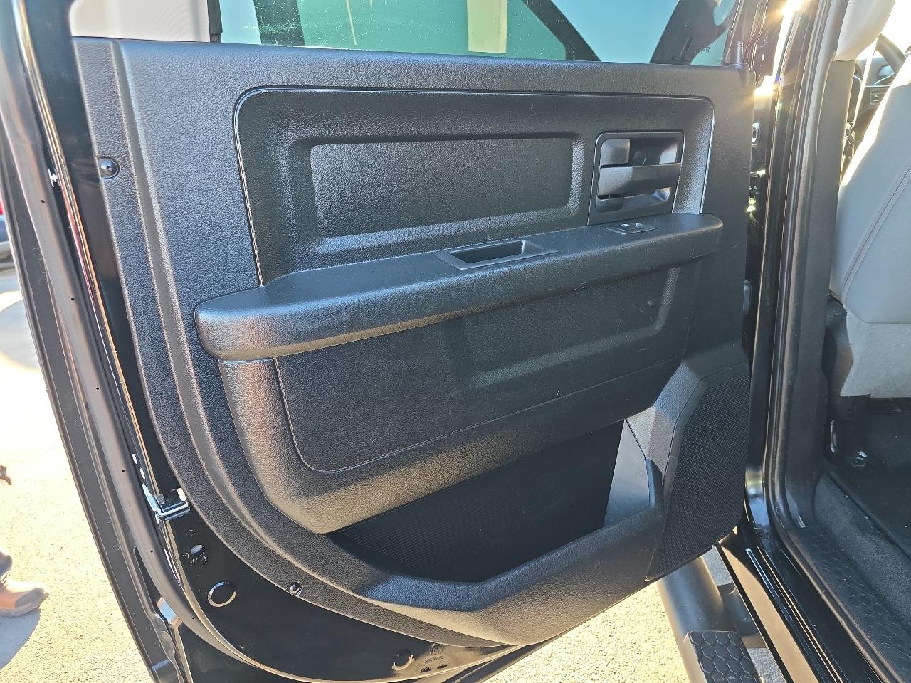 RAM 1500 4WD Crew Cab 140.5" Express 2013